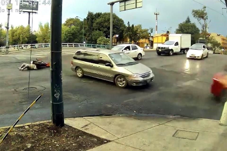 Tras ignorar un semáforo, una camioneta dio vuelta a la izquierda desde un carril de extrema derecha en Andrés Molina, un motociclista se impactó con esta y el conductor huyó.