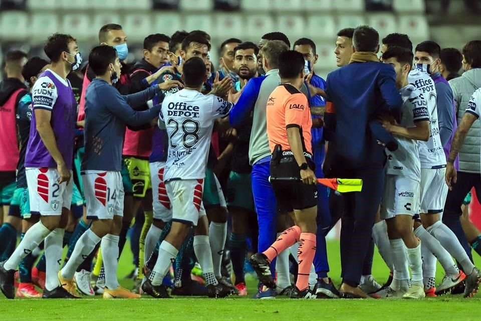 Una vez más, un partido en el Hidalgo terminó en bronca entre ambos equipos.