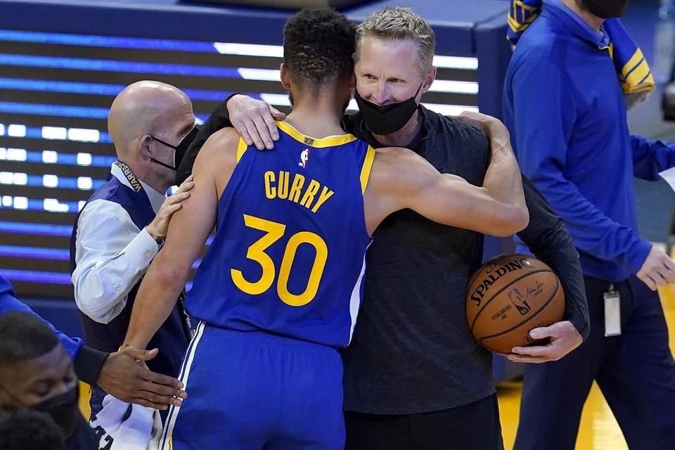 Stephen Curry ahora tiene un total de 17 mil 786 puntos en su carrera.