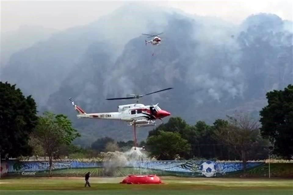 Tres helicópteros, dos de la Conagua y uno del Ejército ya trabajan en el combate al siniestro.