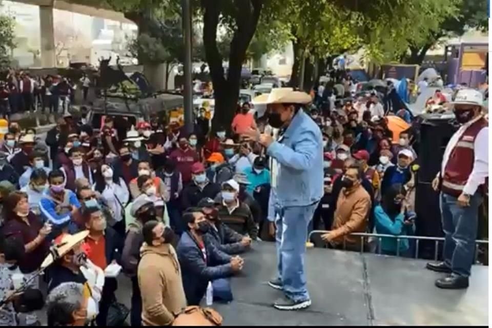 Salgado en su mensaje a seguidores afuera de la sede del INE.