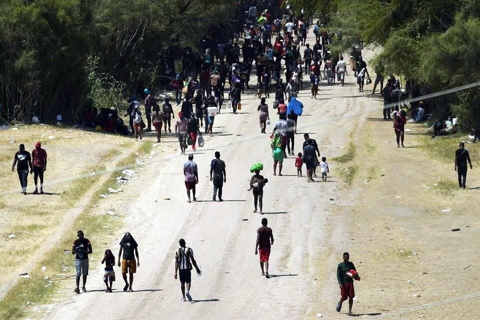 Miles de migrantes haitianos se han establecido en Del Río, Texas.