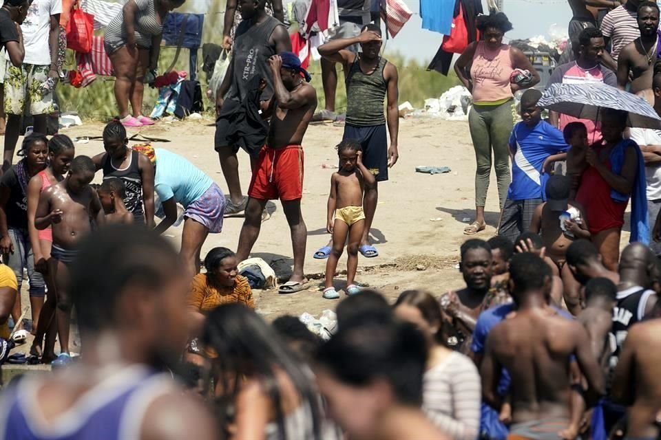 Migrantes haitianos congregados cerca de Del Río, Texas, en un campamento improvisado en la frontera.