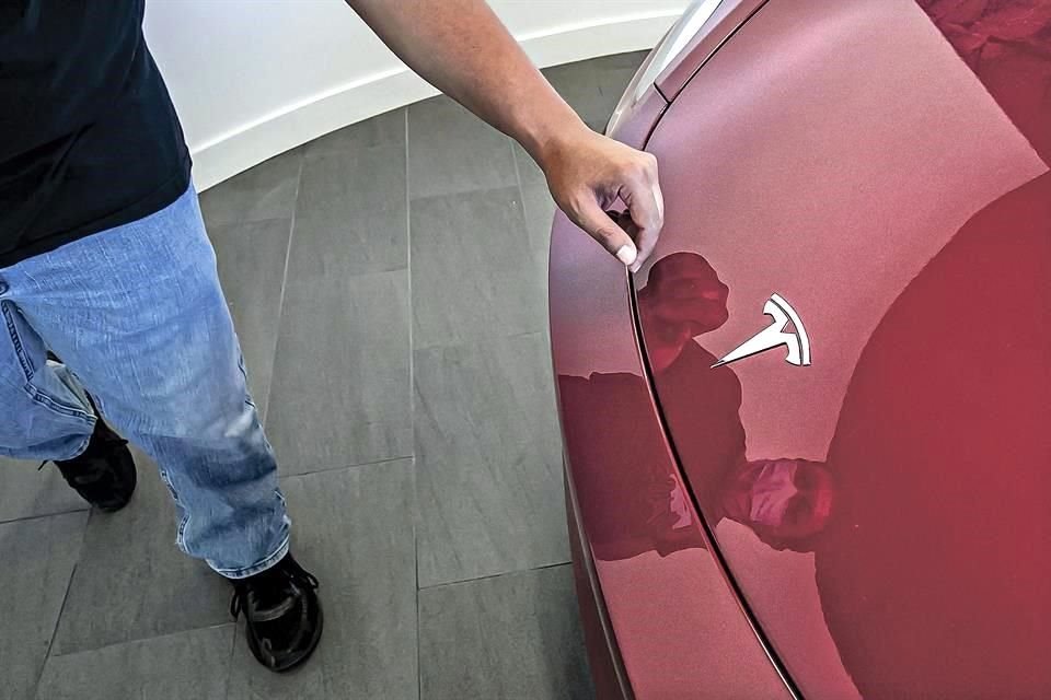 La NTSB, que investiga choques y emite recomendaciones de seguridad, dijo que el término 'conducción autónoma total' es 'engañoso e irresponsable'.