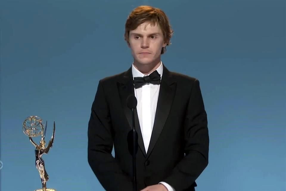 La gala presencial de los Premios Emmy 2021, en medio de la pandemia, arrancó con fuerza. Evan Peters (en foto) ganó como Mejor Actor de Reparto en una Miniserie, por 'Mare Of Easttown'.