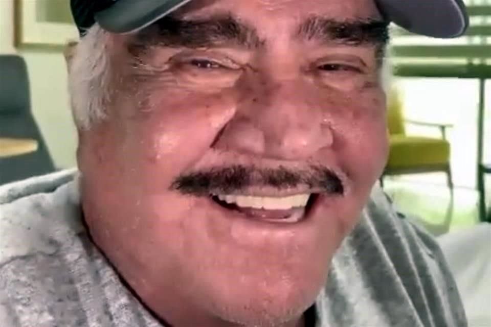 Vicente Fernández tiene más de un mes hospitalizado.