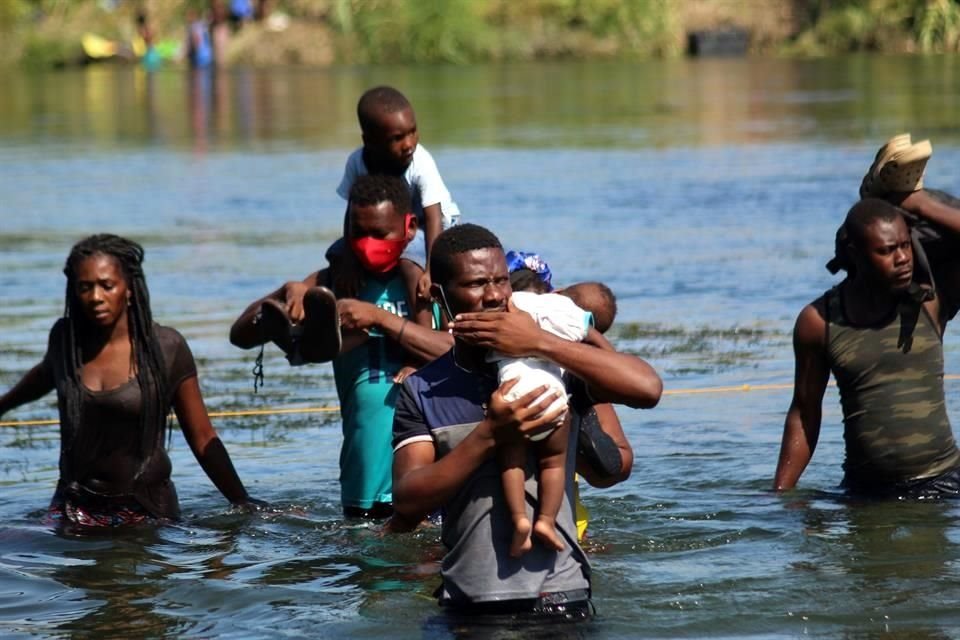 Migrantes cruzan el río Bravo de Estados Unidos hacia México, luego de que iniciaran las deportaciones masivas a Haití.