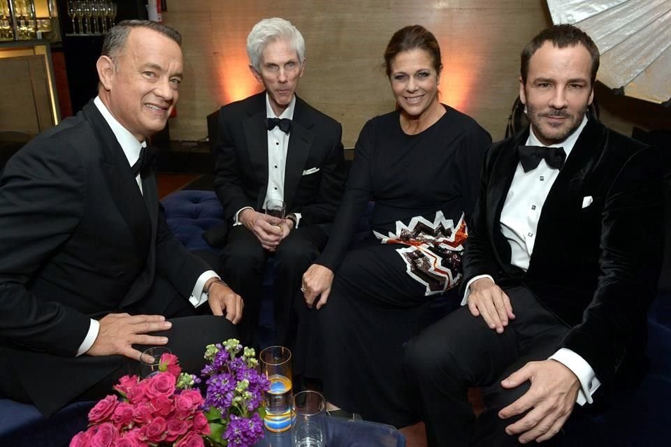 El periodista y editor de moda Richard Buckley (al centro) falleció a los 72 años tras batallar con una enfermedad. En la foto aparece junto a los actores Tom Hanks y Rita Wilson, y su esposo, el diseñador Tom Ford (derecha).