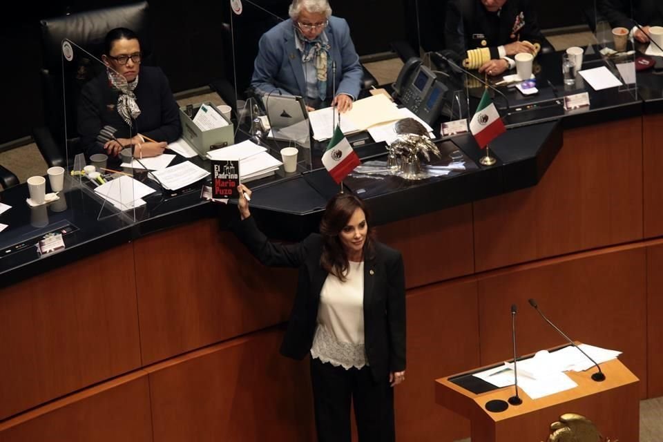 La panista le regaló el libro El Padrino a la funcionaria federal.