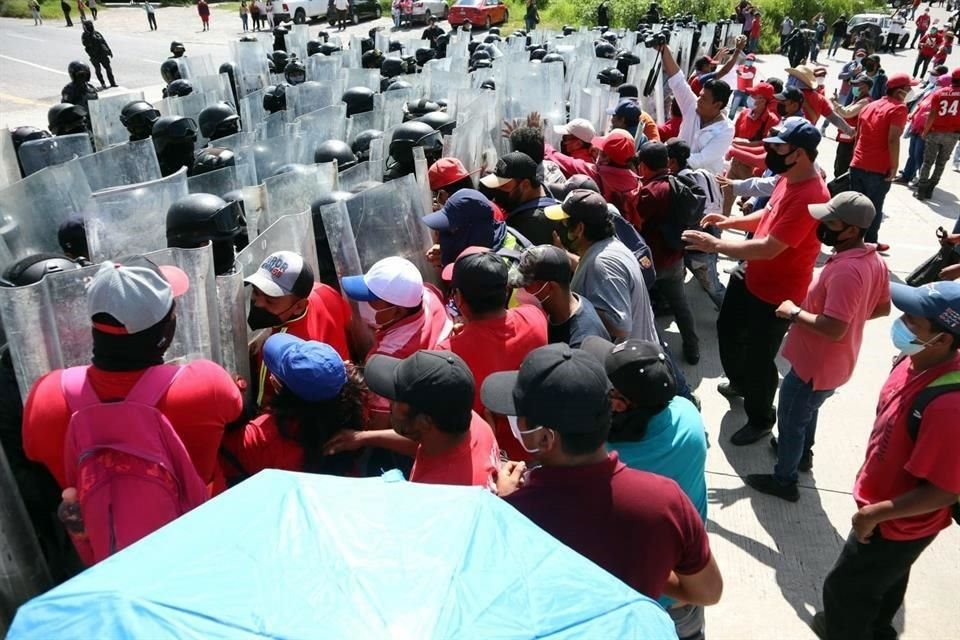 Los trabajadores denunciaron agresión de los agentes.