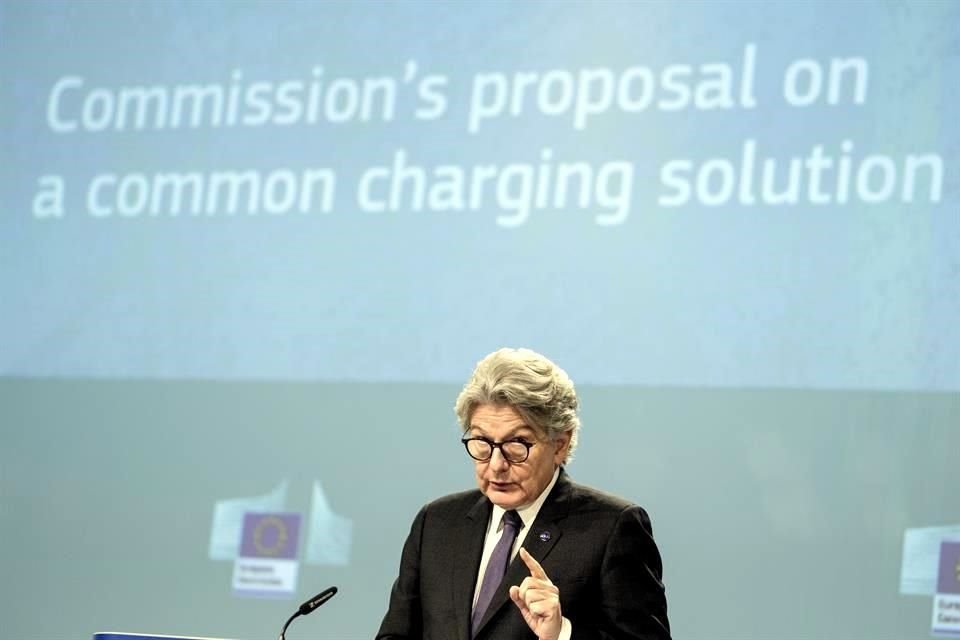 'Al producirse más y más dispositivos, se crean más y más cargadores que no son compatibles o son innecesarios. Lo que queremos es poner fin a eso', declaró el comisionado de mercados internos de la UE, Thierry Breton. 