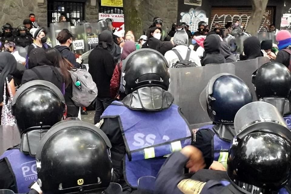 Como manifestación por agresión a Tianguis Disidente, manifestantes vandalizaron estación de MB Insurgentes; fueron encapsulados por la SSC.