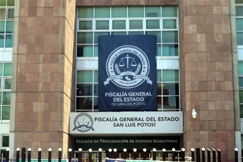 La Fiscalía estatal informó que hallaron la unidad en la que viajaban los agentes.