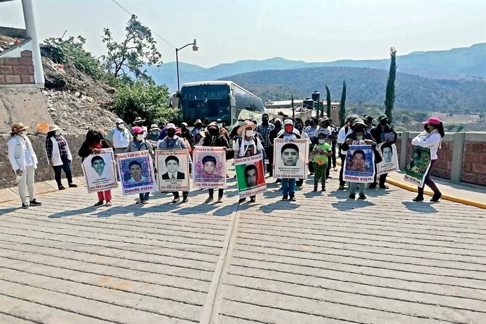 Los padres de los estudiantes de la Escuela Normal Rural Isidro Burgos complen siete años de movilizaciones para dar con el paradero de sus hijos.