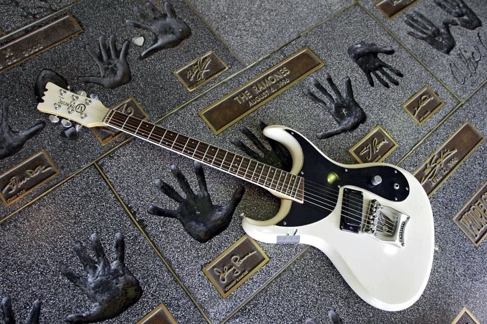 Una casa de subastas en EU vendió la guitarra Mosrite Ventures II que usó Johnny Ramone, de The Ramones, en varios shows y discos.