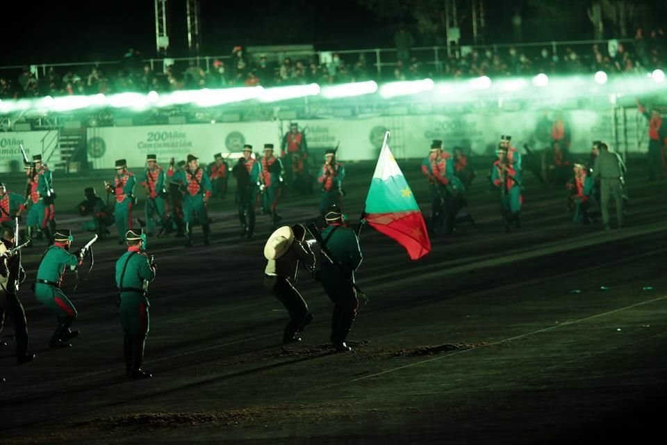 Escenas del espectáculo ofrecido por militares en la plancha del Zócalo.