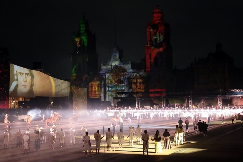 Escenas del espectáculo ofrecido por militares en la plancha del Zócalo.