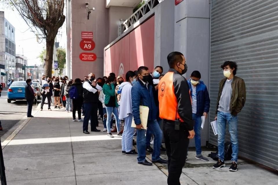 La aplicación de la primera dosis de Pfizer se llevó a cabo en el Estadio Nemesio Diez.
