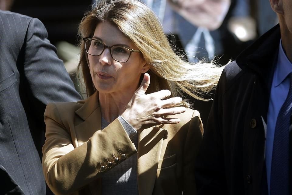 La actriz Lori Loughlin, que pisó la cárcel por formar parte del escándalo de admisiones universitarias en EU, alista su regreso a la TV.