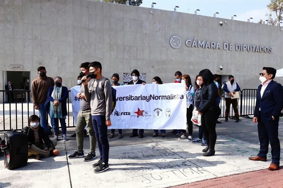 Los inconformes afuera del Palacio Legislativo de San Lázaro.