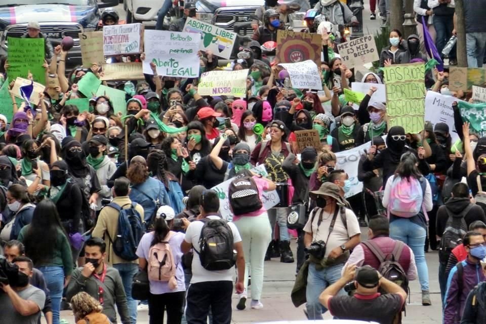 En Toluca, alrededor de 300 mujeres vestidas de negro y portando pañuelos verdes, caminaron del Monumento a los Maestros hasta la Cámara de Diputados.