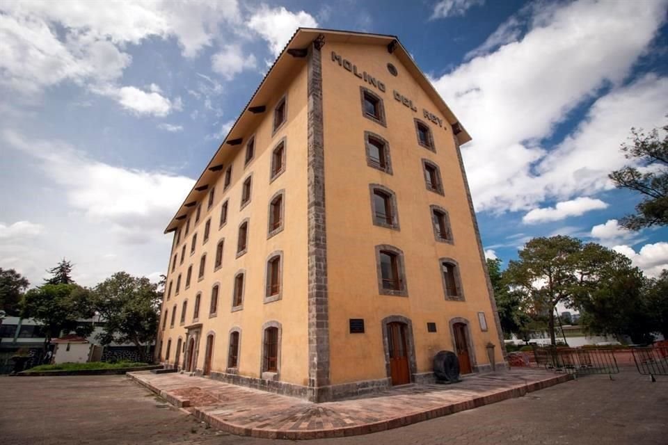 El Cencalli, Casa del Maíz y la Cultura Alimentaria, se ubica en las instalaciones del antiguo Molino del Rey, en Los Pinos. El recinto cuenta con cuatro pisos y ochos salas de exhibición.