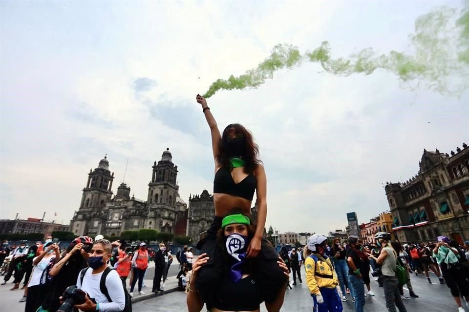 Tras arribar al Zócalo, mujeres a favor del #AbortoLegal celebraron, lanzaron consignas y algunas movieron las vallas frente a Palacio Nacional, para luego agredir a policías.