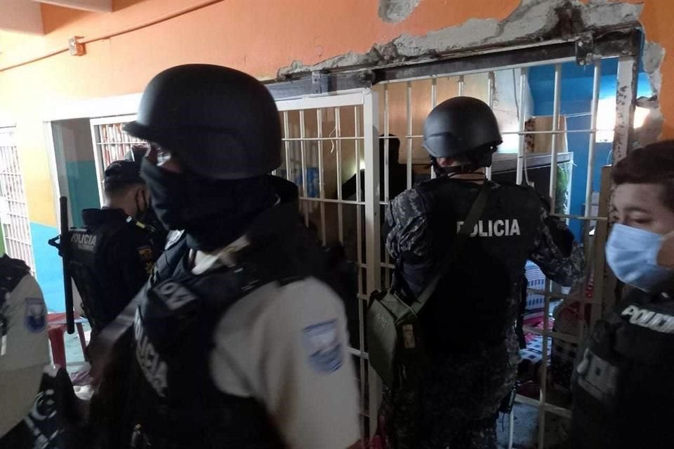 Policías intentan mantener el orden al interior de la prisión el martes.