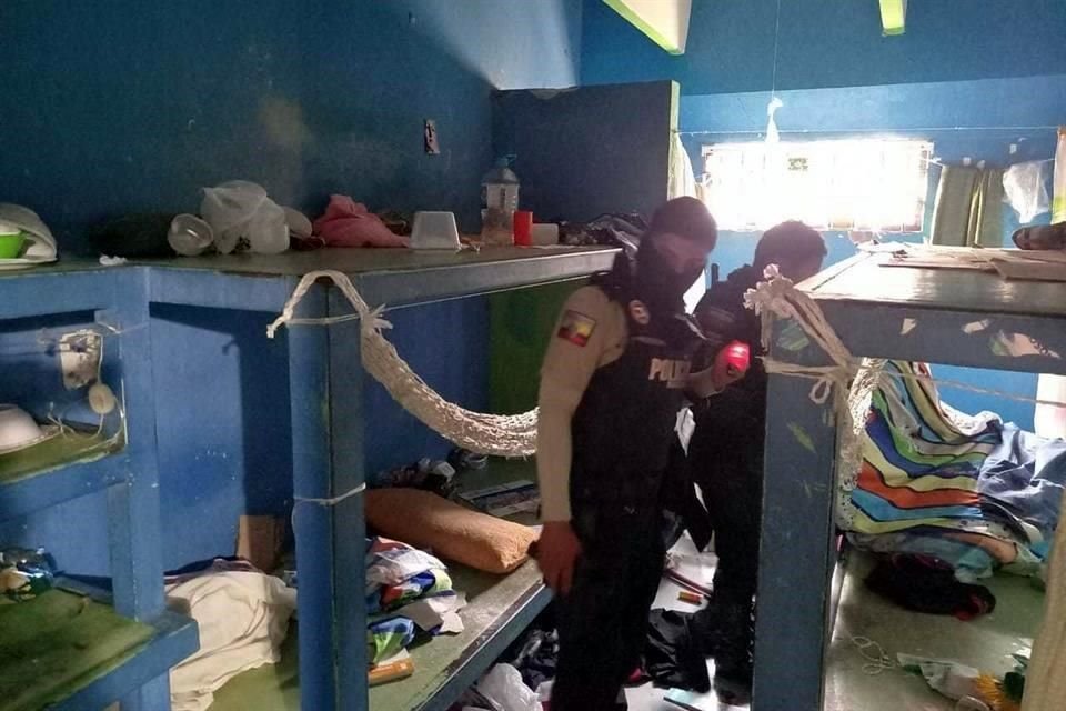 La Policía inspecciona las habitaciones de la prisión en busca de víctimas del motín.