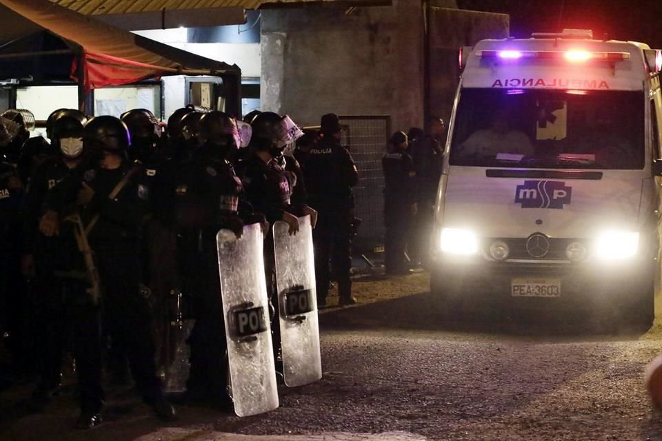 Una ambulancia sale del centro penitenciario donde se registraron enfrentamientos entre bandas rivales.