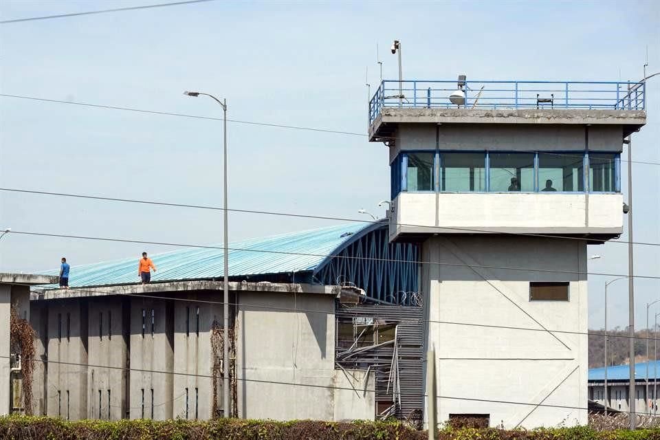 Algunos reos subieron al techo del penal durante el motín.