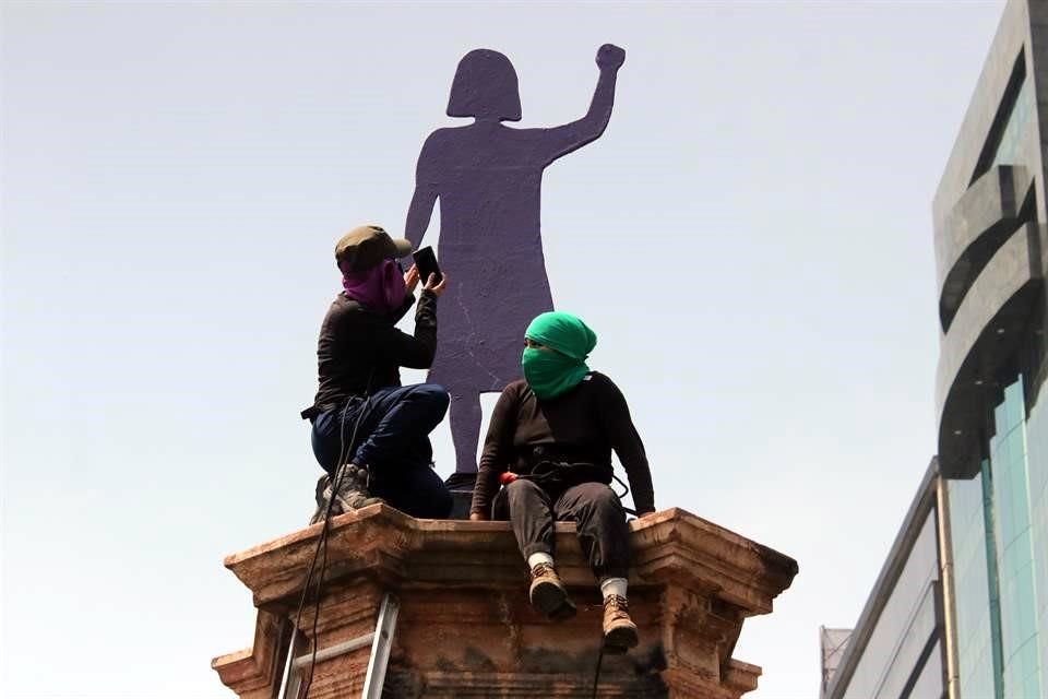 El pasado sábado, colectivos de mujeres víctimas de la violencia instalaron una 'antimonumenta' en la Glorieta de Colón, en Reforma, que renombraron 'Glorieta de las Mujeres que Luchan'.