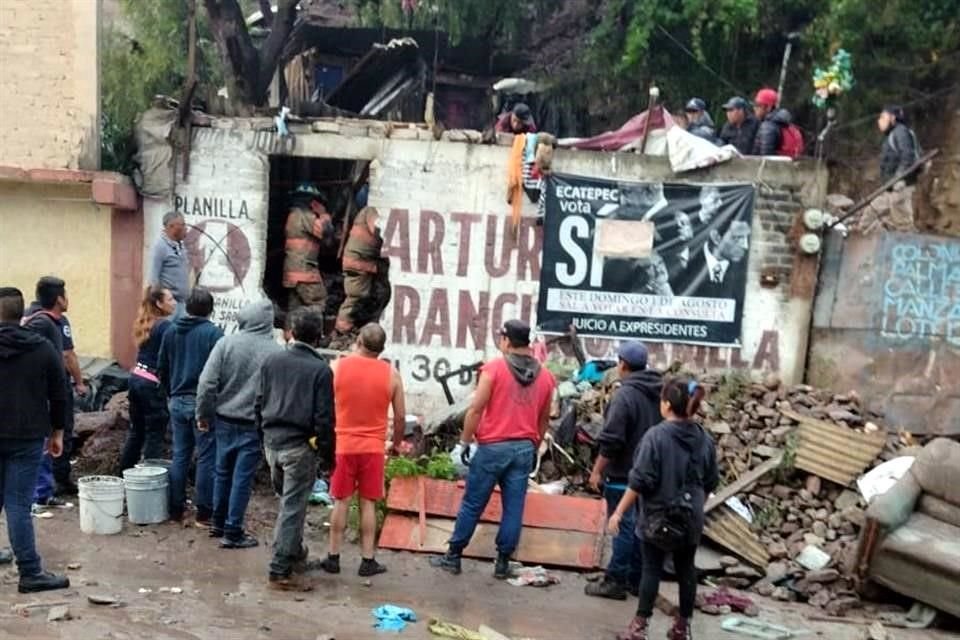 Dos casas resultaron afectadas tras un derrumbe luego de lluvia y granizo en Ecatepec.