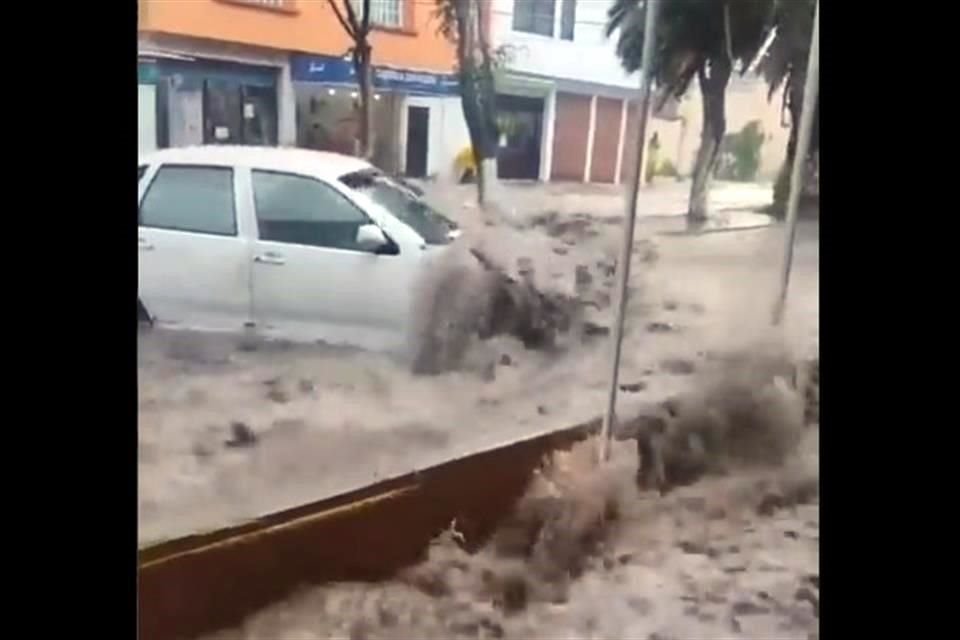 La lluvia en Ecatepec también inundó vialidades en la Vía Morelos y Tulpetlac.