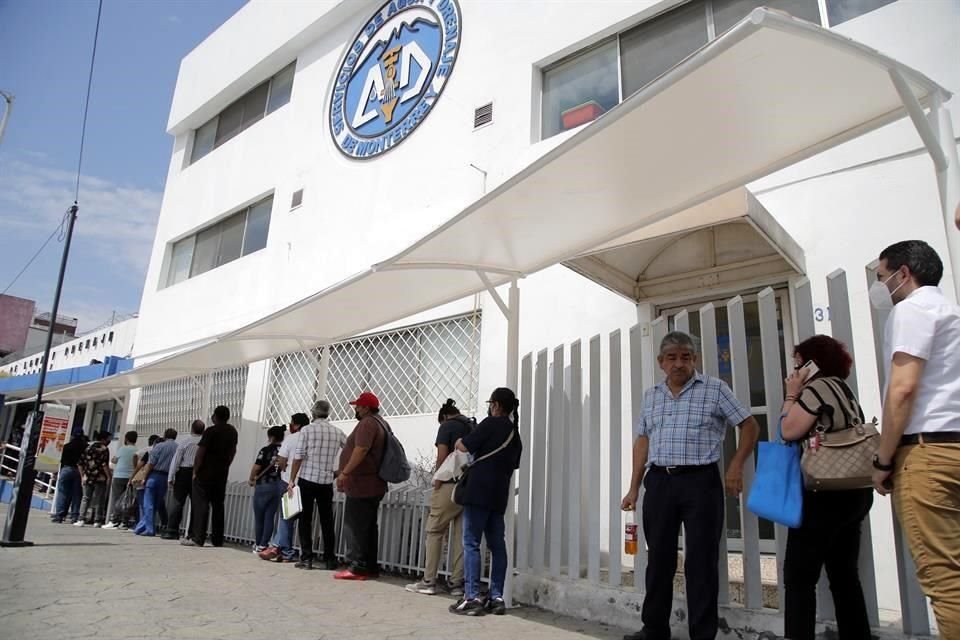 Ante las anomalías en AyD, cientos de personas acuden diariamente a las oficinas.