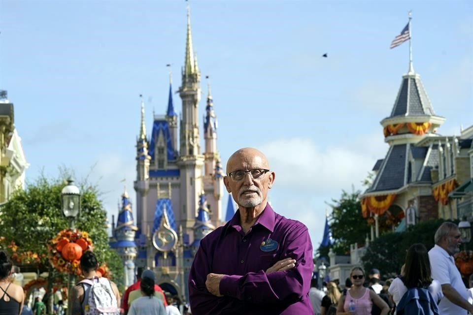 Forrest Bahruth se unió al equipo de Disney World en enero de 1971 como director de espectáculos, responsable de montar y coreografiar desfiles y shows.