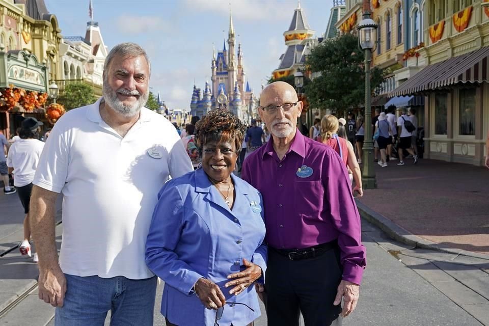 (De Izq. a Der.) Chuck Milam, Earliene Anderson y Forrest Bahruth comenzaron a trabajar en Disney World desde 1971.