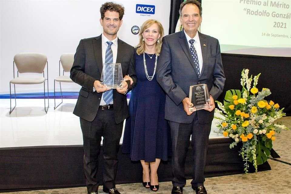 Ing. Andrés Marcos, Director General de Lambi; Sra. Patricia Rodríguez Pier de Giacomán y Lic. Juan Guadalupe Marcos Giacomán, Fundador de Lambi.