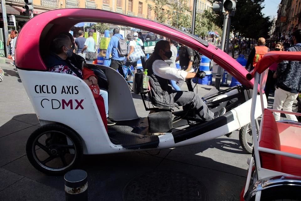 El titular de la Semovi, Andrés Lajous, explicó que se sustituirán 300 ciclotaxis que operan en el centro histórico por unidades nuevas.