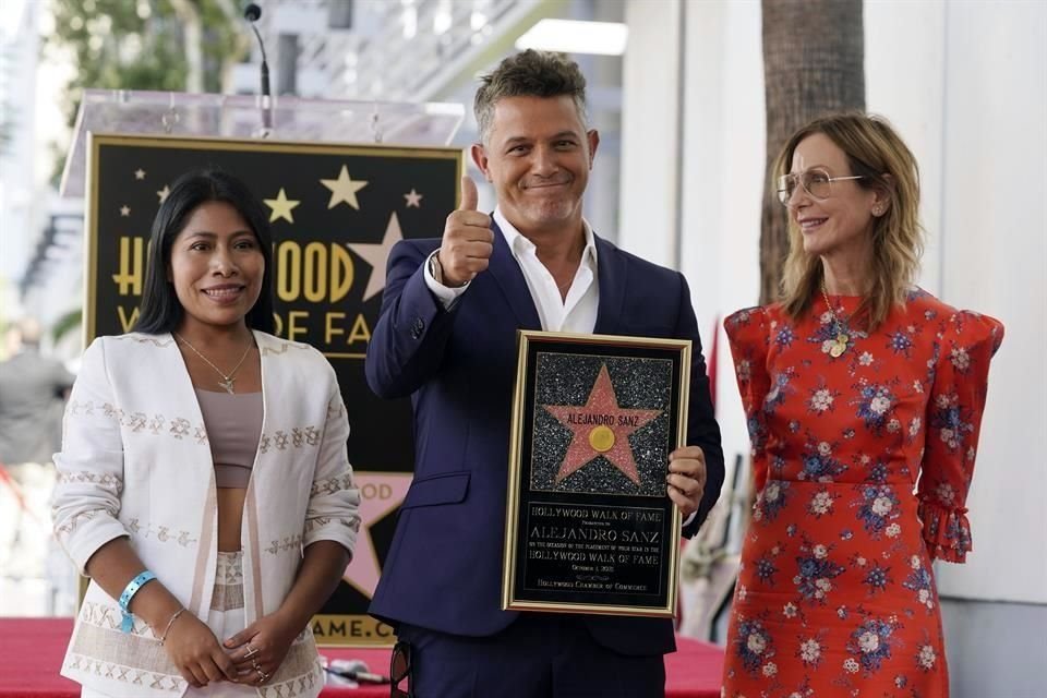 Alejandro Sanz develó su estrella en el Paseo de la Fama de Hollywood, en compañía de la actriz mexicana Yalitza Aparicio.