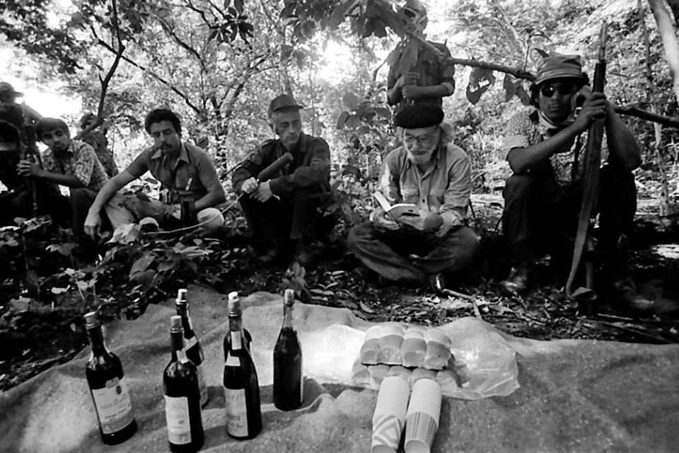 Nicaragua, 1978: 'El evangelio y la guerrilla II'. Al centro, con boina, el poeta Ernesto Cardenal, en un campamento sandinista cerca de la frontera con Costa Rica.