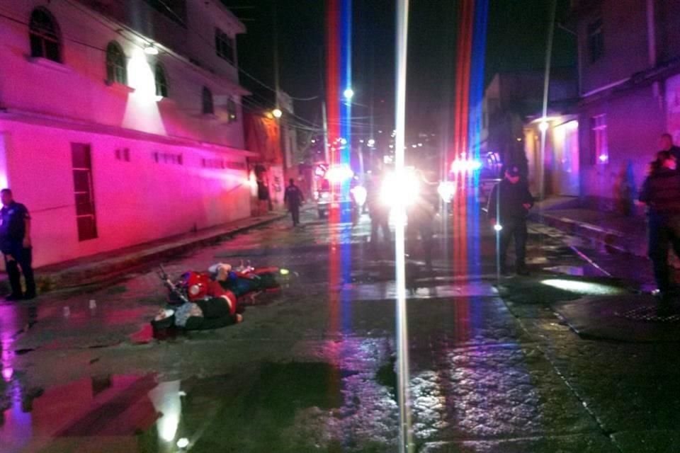 Sobre el asfalto quedó el cuerpo del hombre, quien tenía impactos de bala en la cabeza y en torno a él casquillos percutidos, en Tultitlán.