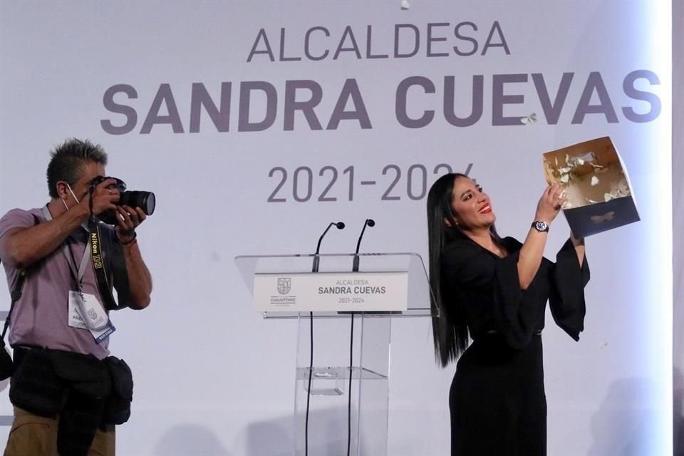 La ceremonia concluyó con una serie de fuegos artificiales y con ella agitando una caja con mariposas en honor de su hermana fallecida.