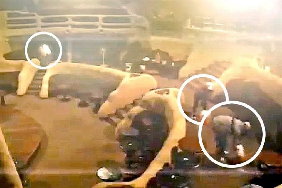 Septiembre 28. Un grupo de hombres ingresó a la discoteca Baby'O de Acapulco, la roció de gasolina y le prendió fuego.