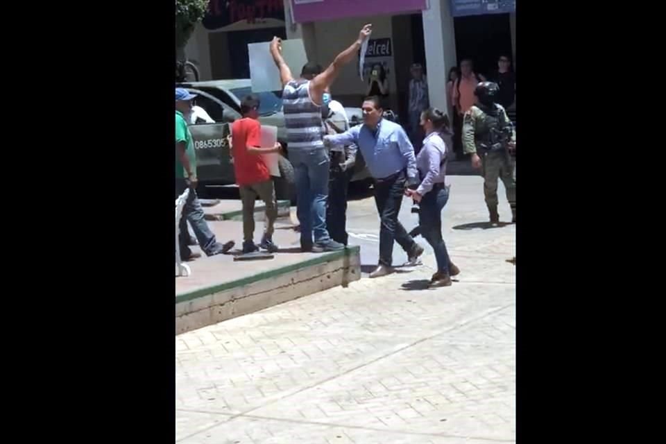 El Gobernador bajó de su camioneta, caminó hacia el manifestante y lo aventó.