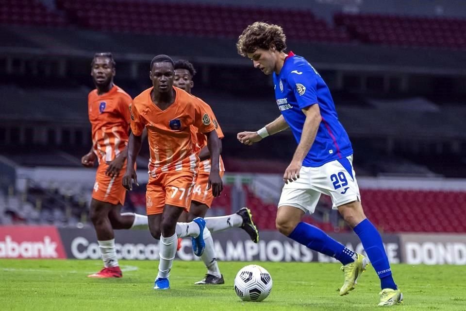 Satiago Giménez no anotó, pero hizo bien las cosas en la delantera celeste.