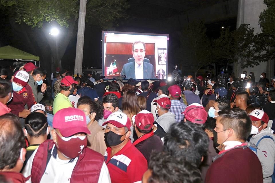Morenistas simpatizantes de Salgado y Morón permanecieron afuera del INE, donde, a través de una pantalla, siguieron la sesión de los consejeros. Después, se retiraron del lugar.