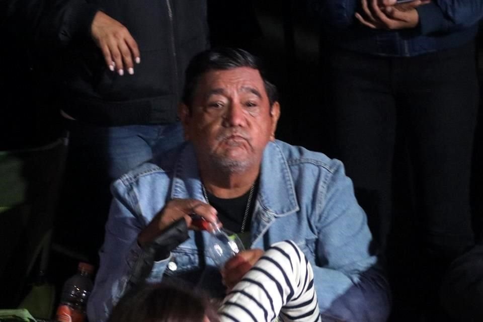 Salgado Macedonio anoche afuera de la sede nacional del INE.