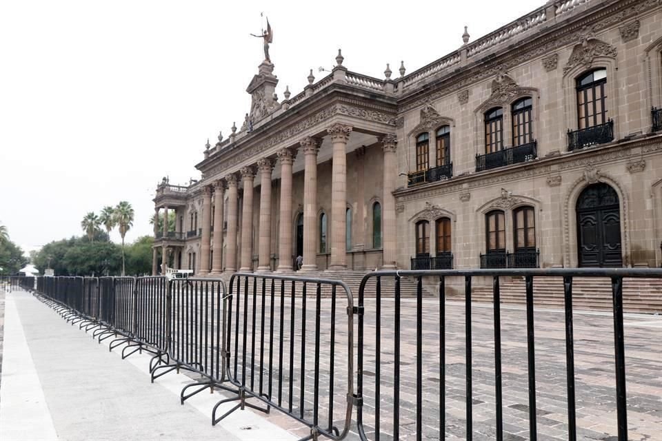 Alrededor del Palacio de Gobierno y el Teatro de la Ciudad se instalaron barandales.