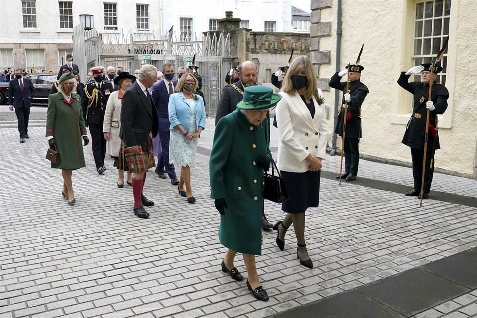 La Reina Isabel II inauguró la sesión del Parlamento escocés; habló sobre el afecto que ella y su difunto esposo compartían por Escocia.